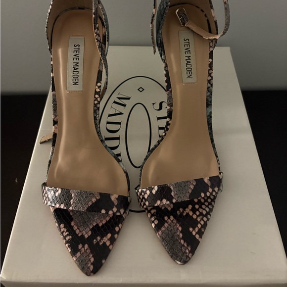 Steve Madden Brown and Black Heels Classic Design - Picture 3 of 3